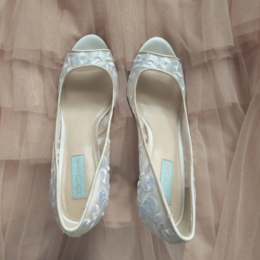 Betsey Johnson Open Toe Embroidered White Cream Heels Sz 10
